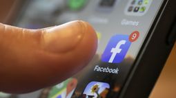 ARCHIVO - Un iPhone muestra la aplicación de Facebook, el 11 de agosto de 2019, en Nueva Orleans. (AP Foto/Jenny Kane, Archivo)
