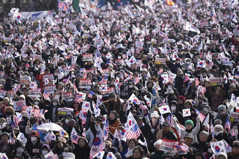 Partidarios del presidente de Corea del Sur, Yoon Suk Yeol, protestan contra el juicio político en su contra, en Seúl, Corea del Sur, el 18 de enero de 2025. (AP Foto/Lee Jin-man)