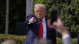 El presidente Donald Trump hace un gesto a la multitud mientras se marcha tras dar la bienvenida a los campeones nacionales de fútbol americano universitario de 2025, el equipo de fútbol americano de la Universidad Estatal de Ohio, durante un acto en el jardín sur de la Casa Blanca, el lunes 14 de abril de 2025, en Washington. (AP foto/Manuel Balce Ceneta)