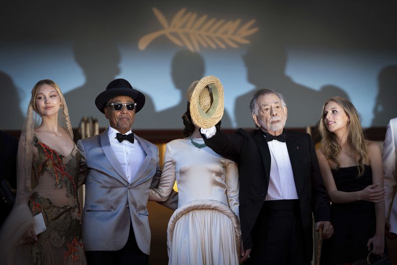 Grace VanderWaal, de izquierda a derecha, Giancarlo Esposito, Aubrey Plaza, el director Francis Ford Coppola, y Romy Mars posan a su llegada al estreno de Megalopolis en la 77a edición del Festival de Cine de Cannes en Francia el jueves 16 de mayo de 2024. (Foto Scott A Garfitt/Invision/AP)