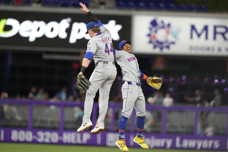 El jardinero central de los Mets de Nueva York Harrison Bader (44) y el campocorto Francisco Lindor, a la derecha, celebran tras vencer a los Marlins de Miami, el lunes 22 de julio de 2024, en Miami. (AP Foto/Lynne Sladky)