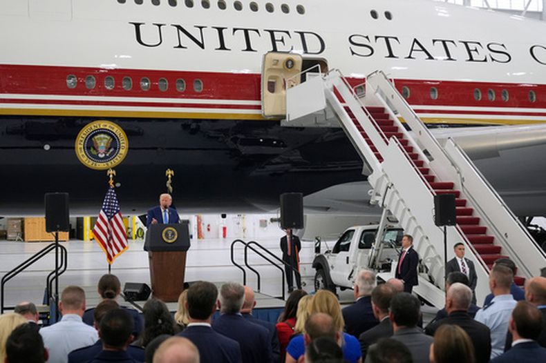El presidente de EEUU, Donald Trump, habla tras recorrer el nuevo avión presidencial Air Force One en la Base Conjunta Andrews, en Maryland, el viernes 19 de junio de 2026. (AP Foto/Manuel Balce Ceneta)