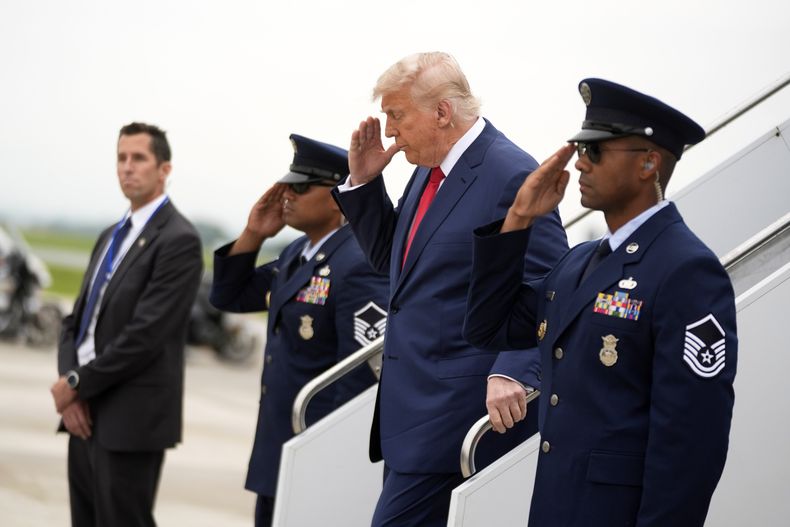 El presidente Donald Trump llega en el Air Force One al Aeropuerto Regional de Hagerstown, Maryland, el domingo 8 de junio de 2025, en su camino a Camp David. (AP Foto/Manuel Balce Ceneta)
