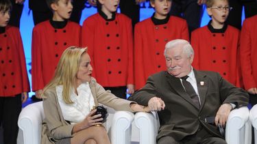 americateve | La actriz estadounidense Sharon Stone y el ex presidente polaco Lech Walesa se toman de la mano mientras escuchan un coro infantil en la reuni&oacute;n de Premios Nobel de la Paz en Varsovia, Polonia, el mi&eacute;rcoles 23 de octubre del 2013. (Foto AP/A