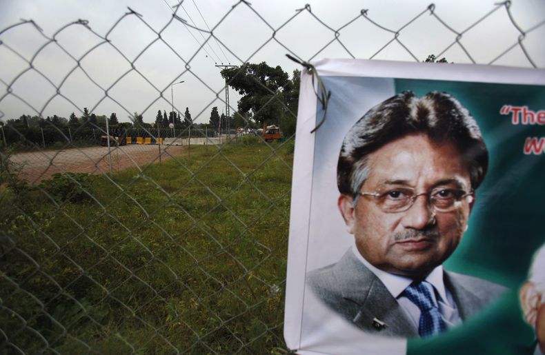Un poster del ex presidente paquistan&iacute; Pervez Musharraf cerca de un punto de control en las afueras de su residencia en  Islamabad, Pakist&aacute;n, el mi&eacute;rcoles 6 de noviembre de 2013. Un tribunal otorg&oacute; a Musharraf la libertad bajo