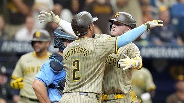 Jackson Merrill, de los Padres de San Diego, celebra su jonrón de dos carreras frente al abridor de los Rays de Tampa Bay Ryan Pepiot, con Xander Bogaerts (2) durante la cuarta entrada del juego de béisbol del domingo 1 de septiembre de 2024, en San Petersburgo, Florida. (AP Foto/Chris OMeara)