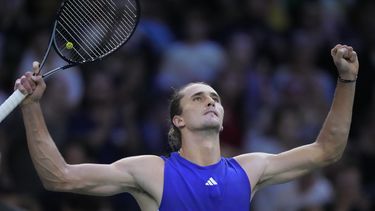 El alemán Alexander Zverev celebra tras derrotar al francés Arthur Fils en el partido de tercera ronda del torneo de tenis Masters de París en el Accor Arena, el jueves 31 de octubre de 2024 en París. (AP Foto/Michel Euler)