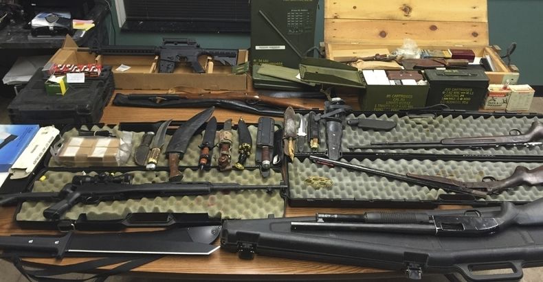 ARCHIVO - En esta foto sin fecha, proporcionada por la Oficina del Alguacil del condado de Van Buren en Paw Paw, Michigan, se muestran armas, cuchillos y municiones robadas y recuperadas el 12 de septiembre de 2015, en Antwerp Township, Michigan. (Oficina del Alguacil del Condado de Van Buren vía AP)
