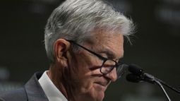 El presidente de la junta de gobernadores de la Reserva Federal, Jerome Powell, habla durante un evento organizado por el Club Económico de Chicago, el miércoles 16 de abril de 2025, en Chicago. (AP Foto/Erin Hooley)