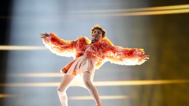 El cantante suizo no binario Nemo interpreta la canción The Code durante el ensayo general de la segunda semifinal del Festival de la Canción de Eurovisión, en Malmo, Suecia, el miércoles 8 de mayo de 2024. (Foto AP/Martin Meissner)