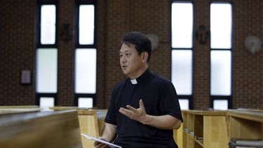 americateve | En esta foto del 28 de julio de 2014, el reverendo Park Geun Tae habla durante una entrevista en una escuela de Se&uacute;l, Corea del Sur. El papa Francisco beatificar&aacute;a a 124 m&aacute;rtires coreanos esta semana.  (AP Foto/Lee Jin-man)