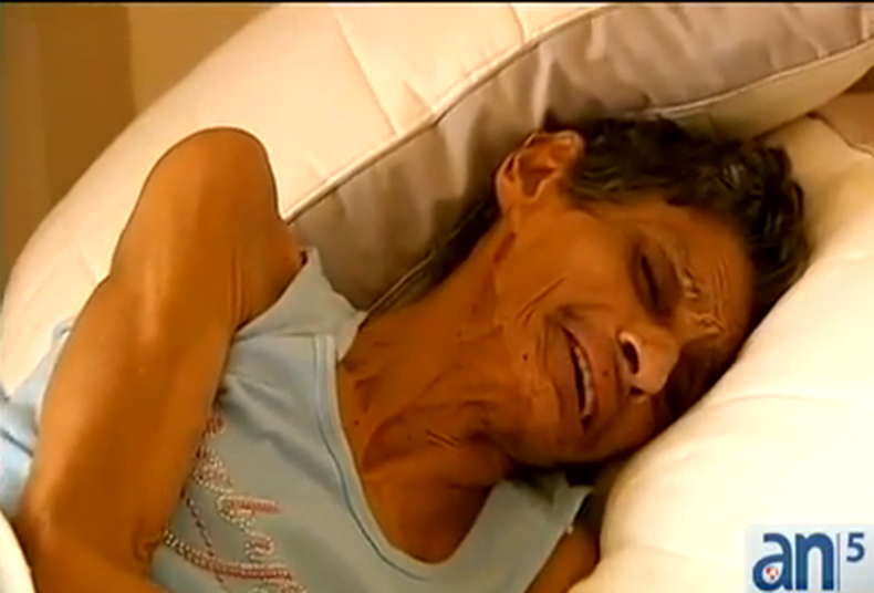 Una madre pide ayuda a la comunidad para aliviar el sufrimiento de su hija.