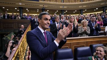 El presidente del gobierno español en funciones, Pedro Sánchez, aplaude al inicio del debate de investidura en el Congreso de los Diputados, el miércoles 15 de noviembre de 2023, en Madrid. (AP Foto/Manu Fernández)