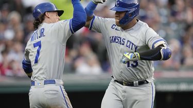 Salvador Pérez de los Reales de Kansas City celebra su jonrón con su compañero Bobby Witt Jr. en la sexta entrada del encuentro ante los Guardianes de Cleveland el lunes 24 de julio del 2023. (AP Foto/Sue Ogrocki)