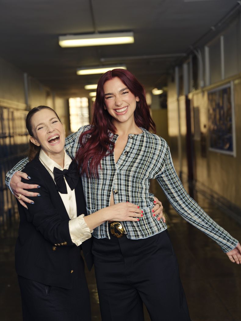 Dua Lipa, derecha, y Drew Barrymore posan para promover su nuevo álbum Radical Optimism el viernes 26 de abril de 2024, en Nueva York. (Foto Drew Gurian/Invision/AP)