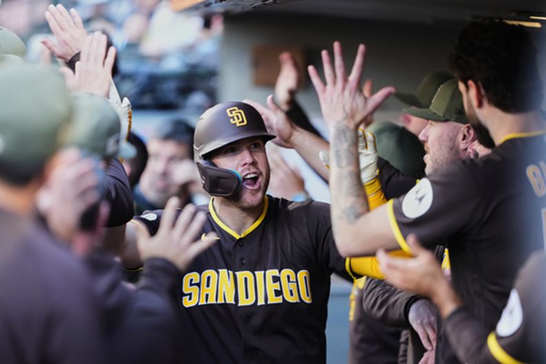 Gavin Sheets de los Padres de San Diego celebra en el dugout tras batear un jonrón de dos carreras en la sexta entrada ante los Marineros de Seattle el domingo 17 de mayo del 2026. (AP Foto/Lindsey Wasson)