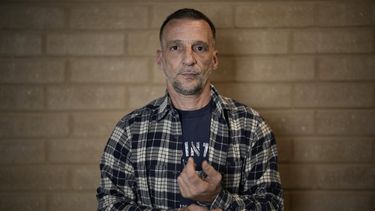 Mathieu Kassovitz posa después de una entrevista con Associated Press, en Tremblay-en-France, el martes 17 de septiembre de 2024. (Foto AP/Christophe Ena)