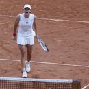 Iga Swiatek, de Polonia, celebra después de ganar su partido de semifinales del torneo de tenis Abierto de Francia, en contra de la brasileña Beatriz Haddad Maia en dos sets, 6-2, 7-6 (9-7), en el estadio de Roland Garros, en París, el jueves 8 de junio de 2023. (AP Foto/Jean-Francois Badias)