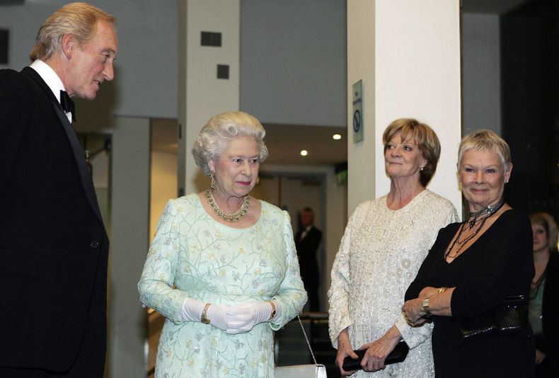 ARCHIVO - La reina Isabel II, segunda a la izquierda, aparece con los actores Charles Dance, izquierda, Maggie Smith, segunda a la derecha, y Judi Dench en la representación real de Ladies in Lavender, dirigida por Charles Dance y proyectada en un cine en Leicester Square de Londres el 8 de noviembre de 2004. Smith falleció en septiembre de 2024 a los 89 años. (Foto AP/Richard Lewis, archivo)