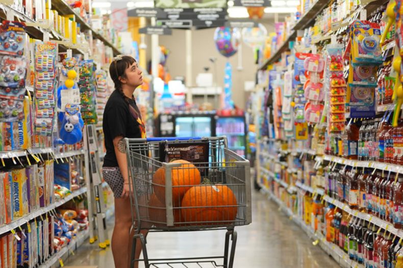 Una compradora mira productos en un pasillo de una tienda de alimentación en Fort Worth, Texas, el miércoles 7 de octubre de 2026. (AP Foto/LM Otero)