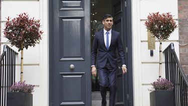 El primer ministro británico, Rishi Sunak, sale de la sede del Partido Conservador en el centro de Londres, el 5 de mayo de 2023, tras conocerse los resultados de las elecciones locales de la víspera. (Stefan Rousseau/PA vía AP)