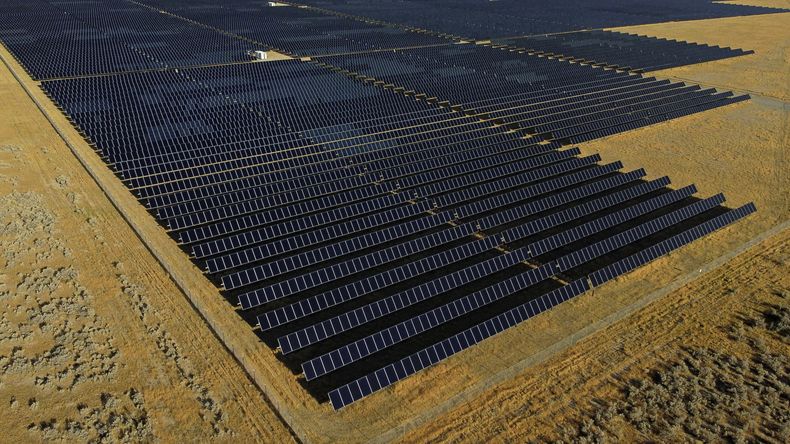 ARCHIVO - Granja solar en Mona, Utah, 9 de agosto de 2022. La Cámara de Representantes votó el viernes 28 de abril de 2023 restaurar las tarifas sobre la importación de paneles solares de países del sureste asiático que el presidente Joe Biden había suspendido para estimular la industria solar estadounidense, un componente crucial de su agenda climática. (AP Foto/Rick Bowmer, File)