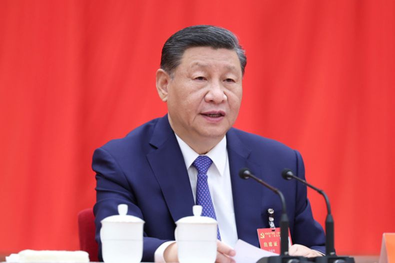 ARCHIVO - En esta imagen publicada el 18 de julio de 2024 por la agencia china de noticias Xinhua, el presidente de China, Xi Jinping, habla en el tercer pleno del 20º Comité Central del Partido Comunista de China, celebrado del 15 al 18 de julio en Beijing. (Xie Huanchi/Xinhua via AP, Archivo)