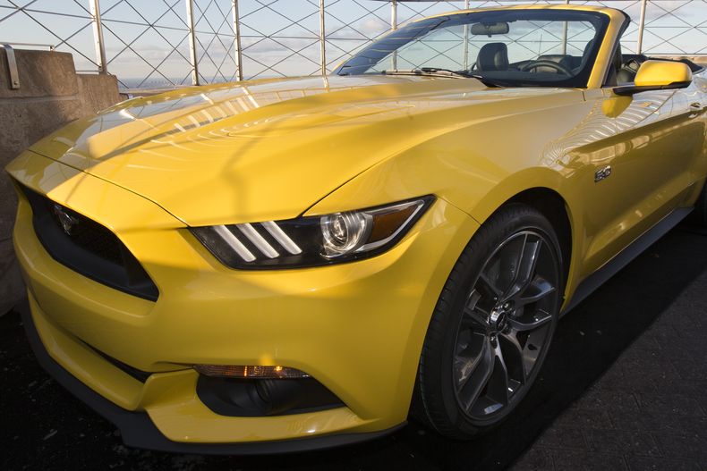 Ford Motor Company presenta el Mustang 2015 todo convertible, desde el piso 86 del edificio del Empire State Building, durante el International Auto Show, en Nueva York, el mi&eacute;rcoles 16 de abril de 2014. Se trata de una edici&oacute;n especial por