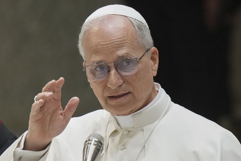 El papa León XIV se reúne con miembros locales de la Iglesia en Roma en la sala Pablo VI del Vaticano, el jueves 12 de junio de 2025. (AP Foto/Andrew Medichini)