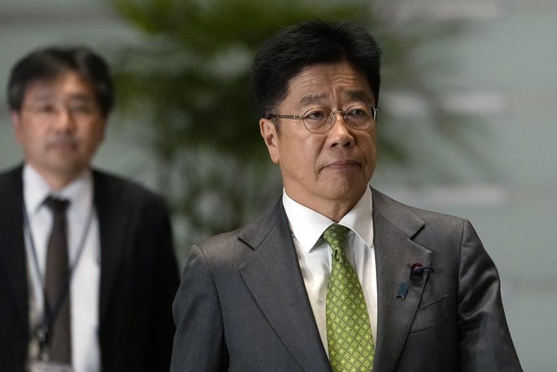 ARCHIVO- El ministro de Finanzas de Japón, Katsunobu Kato, a su llegada a la oficina del primer ministro del país, el 11 de noviembre de 2024, en Tokio. (AP Foto/Shuji Kajiyama, archivo)