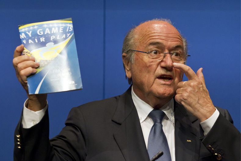 En esta imagen de archivo, tomada el 30 de mayo de 2011, el presidente de la FIFA Joseph Blatter habla a los medios de comunicaci&oacute;n durante una conferencia de prensa en Z&uacute;rich, Suiza.  (Foto AP/Keystone/Alessandro Della Bella, Archivo)