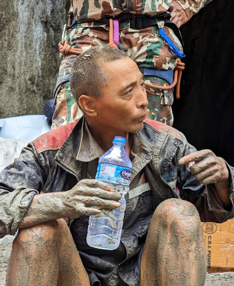 En esta fotografía facilitada por el Ejército de Nepal, se ve a un ciudadano chino bebiendo agua tras ser rescatado por soldados durante una operación en el proyecto hidroeléctrico Trishuli-3A, en el distrito nepalí de Rasuwa, el sábado 5 de septiembre de 2026. (Ejército de Nepal vía AP)