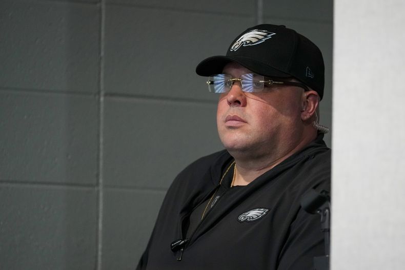En foto del 3 de diciembre del 2023, el jefe de seguridad de los Eagles de Filadelfia Dom DiSandro observa la conferencia de prensa tras el duelo ante los 49ers de San Francisco. El sábado 9 de diciembre del 2023, DiSandro es vetado de la banda del estadio por un partido tras altercado con un jugador de los 49ers. (AP Foto/Matt Slocum)