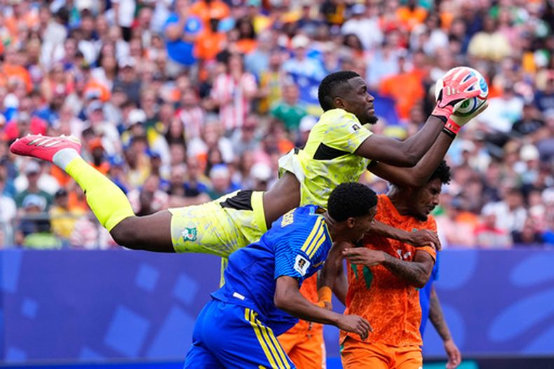 Yahia Fofana, portero de Costa de Marfil, se lanza por un balón en el duelo mundialista ante Curazao, disputado el jueves 25 de junio de 2026 en Filadelfia (AP Foto/Petr David Josek)