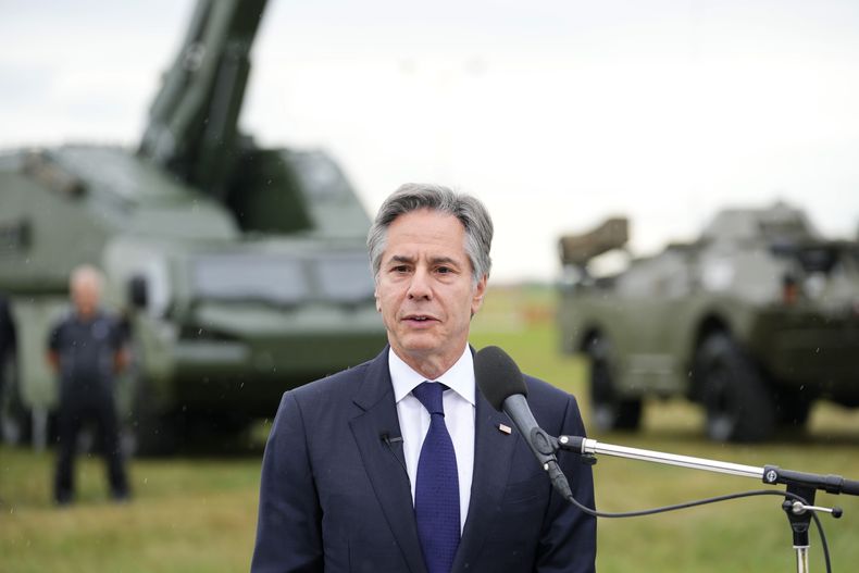 El secretario de Estado estadounidense Antony Blinken habla en un evento sobre capacidades de defensa checas, el jueves 30 de mayo de 2024, en el Aeropuerto Praga-Kbely, en Praga, República Checa. (AP Foto/Petr David Josek, foto compartida)