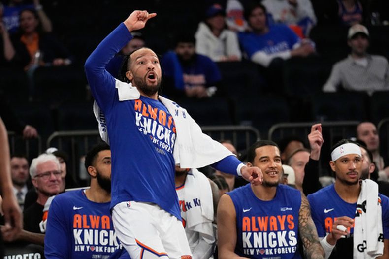 Jalen Brunson, de los Knicks de Nueva York, reacciona mientras observa desde la banca durante la segunda mitad del Juego 1 de una serie de segunda ronda de los playoffs de baloncesto de la NBA contra los 76ers de Filadelfia, el lunes 4 de mayo de 2026, en Nueva York. (Foto AP/Seth Wenig)