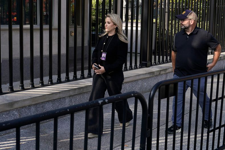 La reportera senior de la Casa Blanca de CNN, Betsy Klein, camina hacia la Casa Blanca, poco antes de que le confiscaran sus credenciales por orden presidencial junto con otros reporteros, el sábado 19 de septiembre de 2026, en Washington. (Foto AP/Jose Luis Magana)