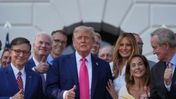 El presidente Donald Trump posa para una foto tras firmar la ley de gastos en la Casa Blanca en Washington el 4 de julio del 2025. (AP foto/Julia Demaree Nikhinson)