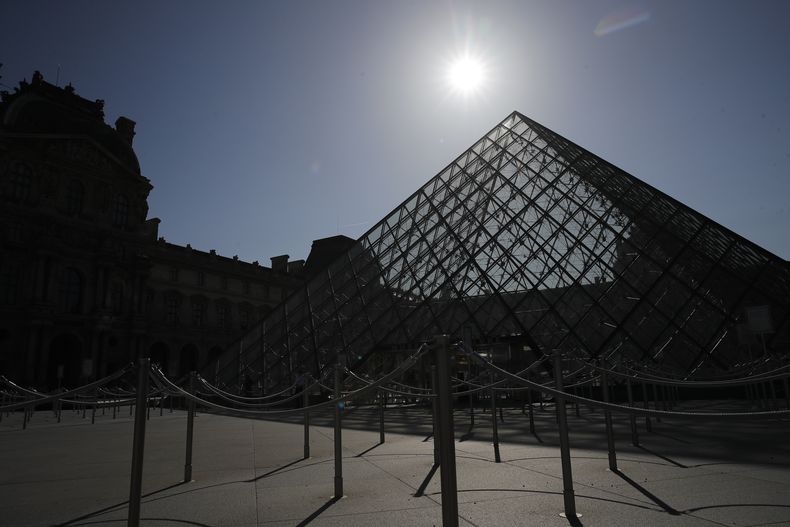 ESP-ART_CORONAVIRUS-LOUVRE-0.jpg