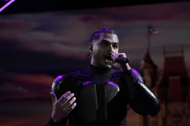 El músico urbano puertorriqueño Álvaro Díaz durante su presentación en el festival AXE Ceremonia en el parque Bicentenario en la Ciudad de México el sábado 23 de marzo de 2024. (Foto AP/Marco Ugarte)
