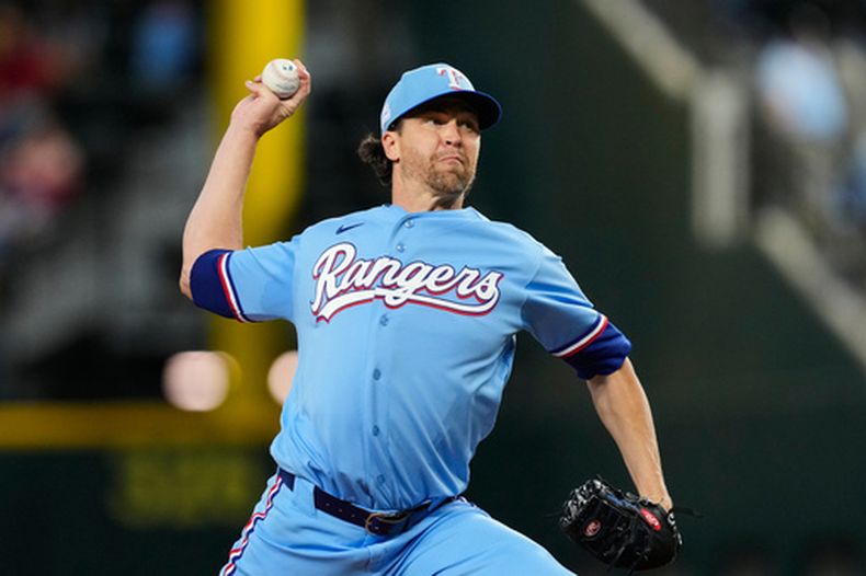 El lanzador de los Rangers de Texas, Jacob deGrom, realiza un lanzamiento contra los Guardianes de Cleveland durante la primera entrada de un partido de béisbol en Arlington, Texas, el domingo 7 de junio de 2026. (Foto AP/Tony Gutierrez)