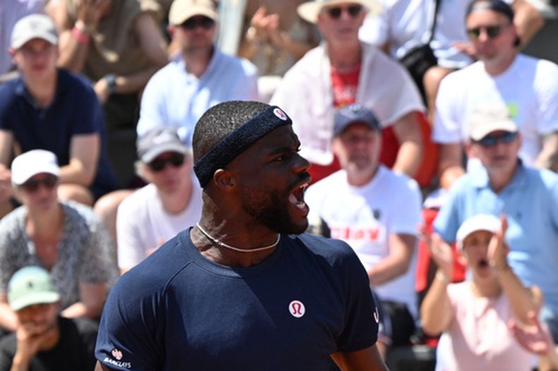 Frances Tiafoe, de Estados Unidos, reacciona mientras juega contra Hubert Hurkacz, de Polonia, durante su partido de segunda ronda de individuales masculinos en el torneo de tenis de Roland Garros en París, el jueves 28 de mayo de 2026. (Foto AP/Emma Da Silva)