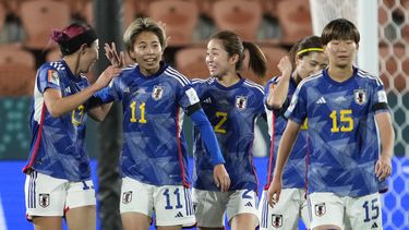 Mina Tanaka de Japón celebra con sus compañeras tras anotar el segundo gol de su equipo en el encuentro ante Zambia. El equipo de Japón portó brazaletes negros en su primer duelo de la Copa Mundial el sábado 22 de julio del 2023. (AP Foto/John Cowpland )