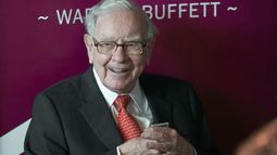 ARCHIVO - Warren Buffett, presidente y director general de Berkshire Hathaway, sonríe mientras juega bridge tras la reunión anual de accionistas del conglomerado, el 5 de mayo de 2019, en Omaha, Nebraska. (AP Foto/Nati Harnik, archivo)