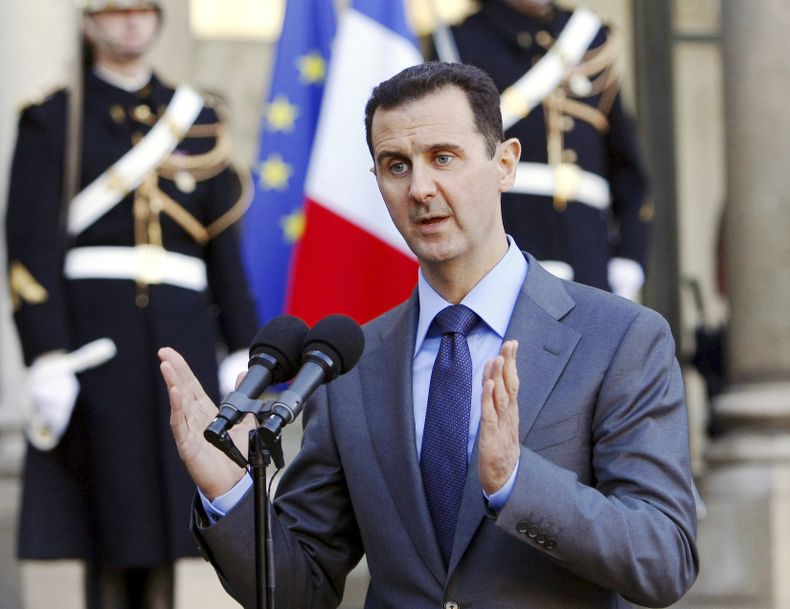 ARCHIVO – En esta imagen de archivo del 9 de diciembre de 2010, el entonces presidente sirio Bashar al-Assad habla con reporteros en el Palacio del Elíseo en París, Francia. (AP Foto/Remy de la Mauviniere, Archivo)