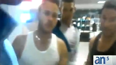 americateve | Un grupo de cubanos continua en un limbo migratorio dentro del aeropuerto de quito, ecuador, casi diez días después de arribar a ese país. Las autoridades ecuatorianas no les permiten el ingreso al pais mientras ellos se niegan a regresar a la isla.