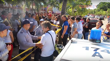 cubanos enfrentan a la policia con gritos de libertad (video)