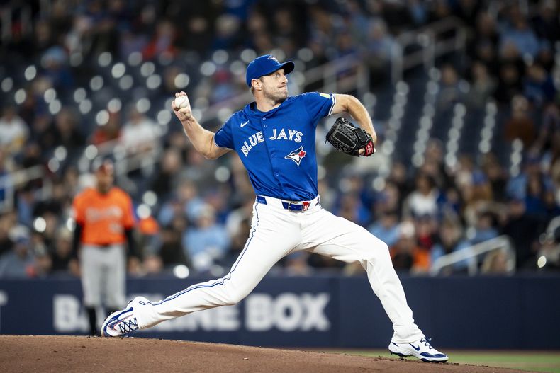 El lanzador de los Azulejos de Toronto Max Scherzer lanza en la primera entrada ante los Orioles de Baltimore el sábado 29 de marzo del 2025. (Christopher Katsarov/The Canadian Press via AP)
