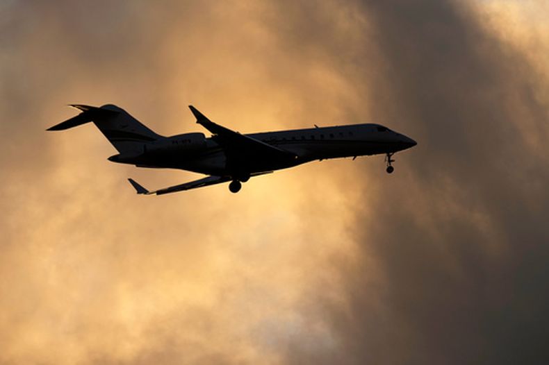 ARCHIVO - Un avión privado Bombardier Global Express se acerca para aterrizar en Lisboa, el 13 de junio de 2023. (AP Foto/Armando Franca, Archivo)