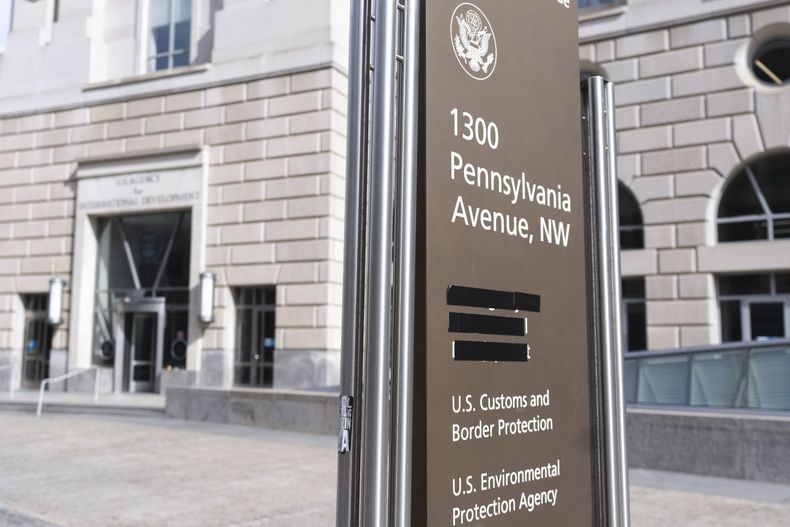 Un letrero indica el nombre de las agencias gubernamentales presentes en el Edificio Ronald Reagan, incluyendo la sede de la USAID, cuyo nombre aparece tapado, el 7 de febrero de 2025, en Washington. (AP Foto/Manuel Balce Ceneta)